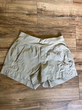 Athleta Trekkie Shorts in Tan Color Size 4